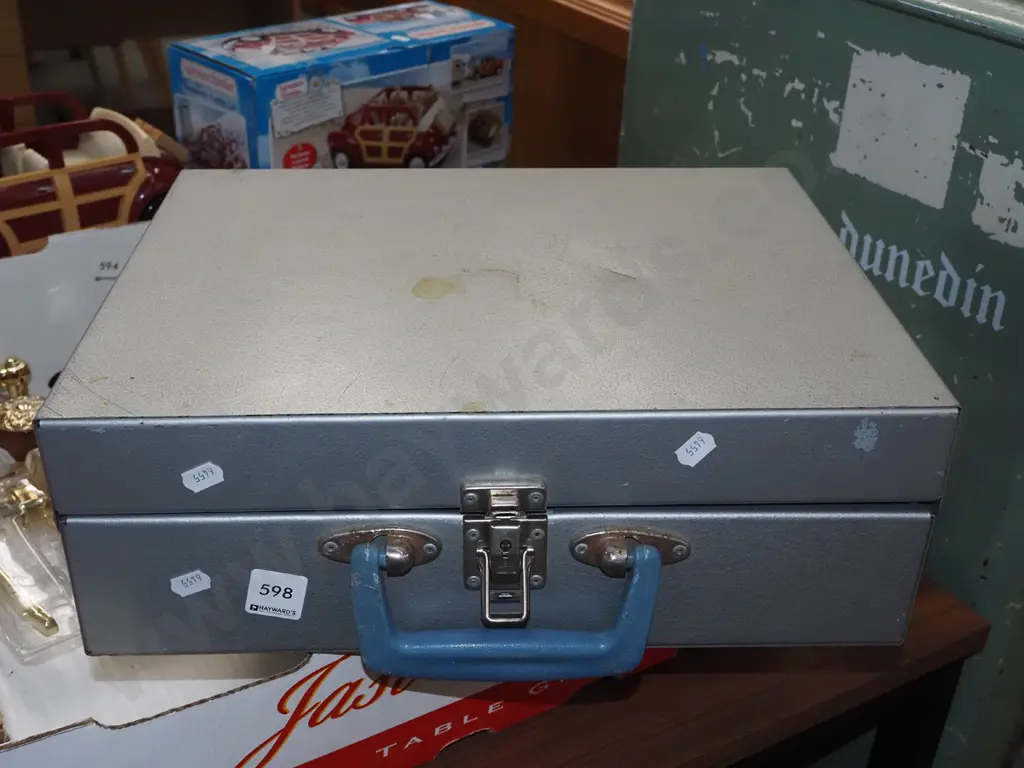 metal case for slide projector Image 1++