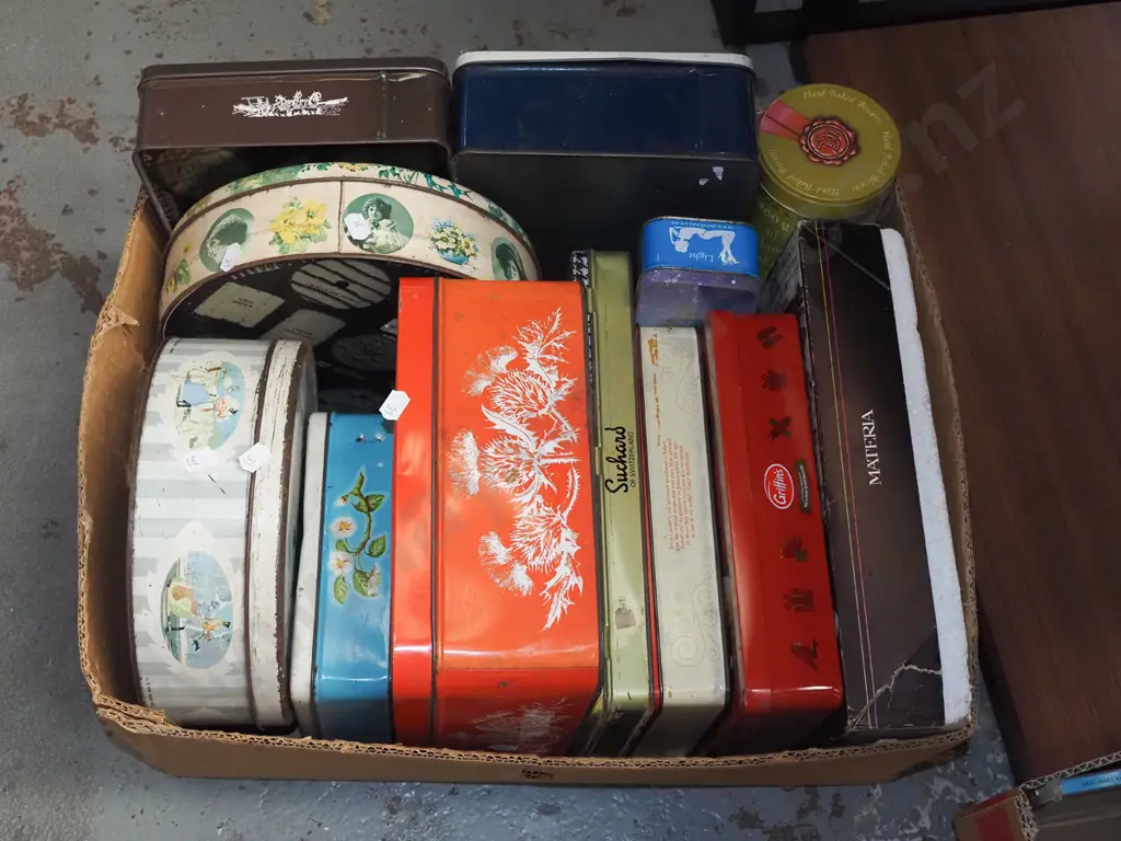 vintage tins Image 1++