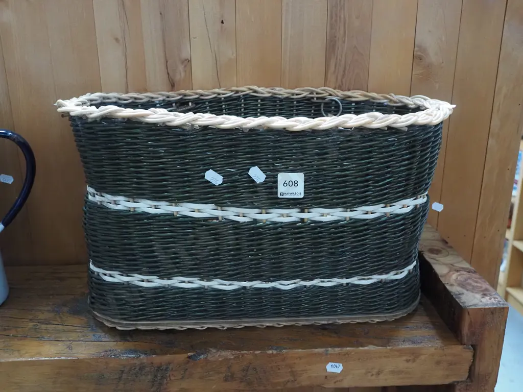 woven plastic basket Image 1++