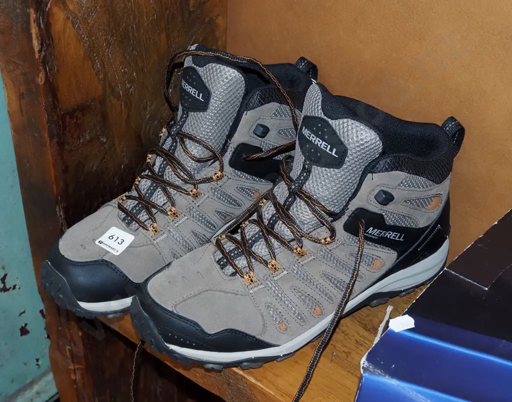 pair of Merrell USA size 11 hightop hiking boots Image 1++