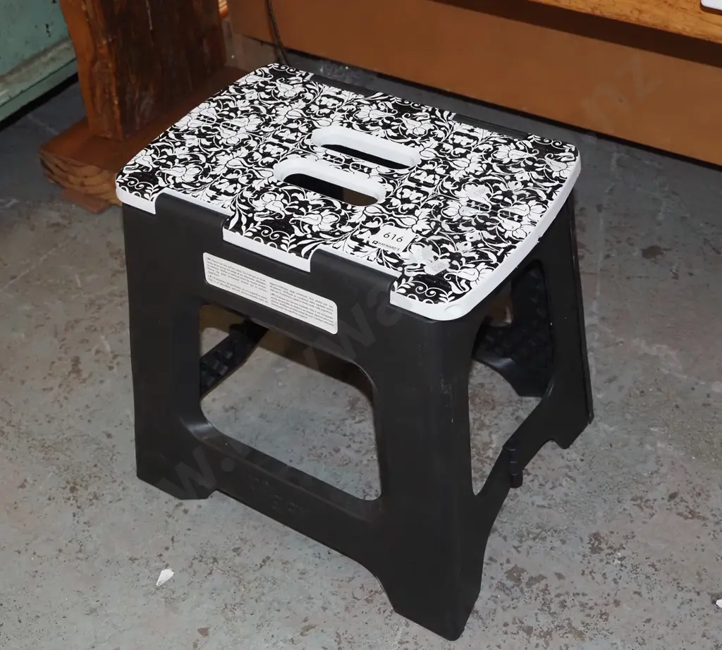 small plastic foldaway step stool Image 1++