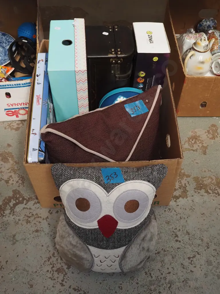 box; tins, cushions Image 1++