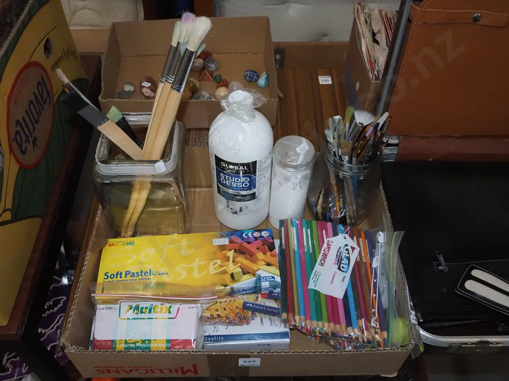 box; paint brushes, pencils, pastels Image 1++