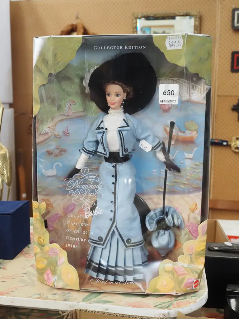 boxed Barbie Promenade in the Park - damage to box Image 1++