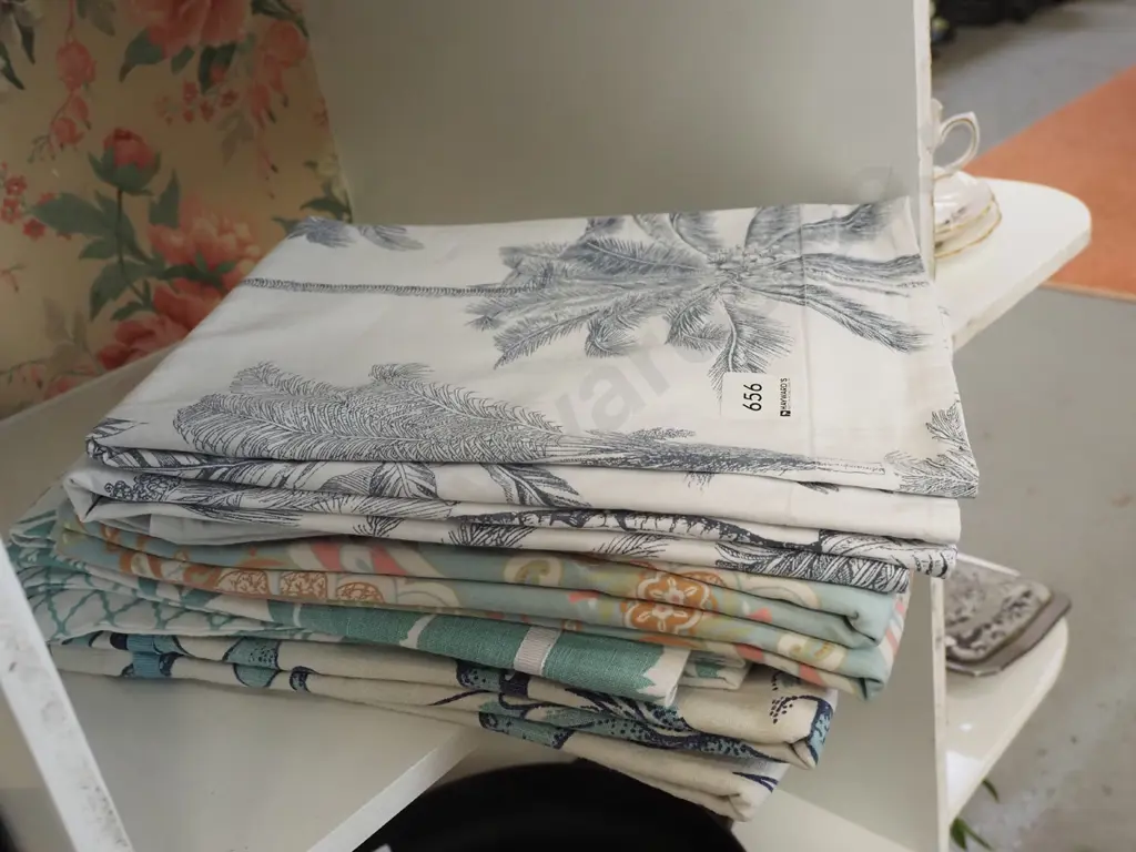 bag of assorted pillow cases Image 1++