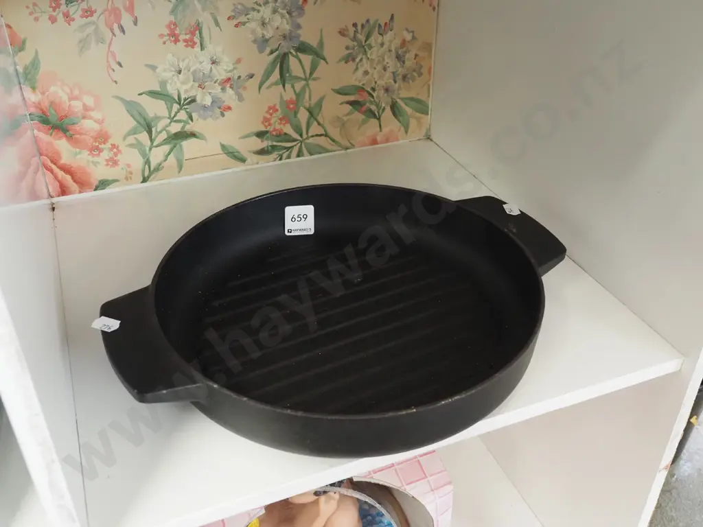 cast iron skillet Image 1++