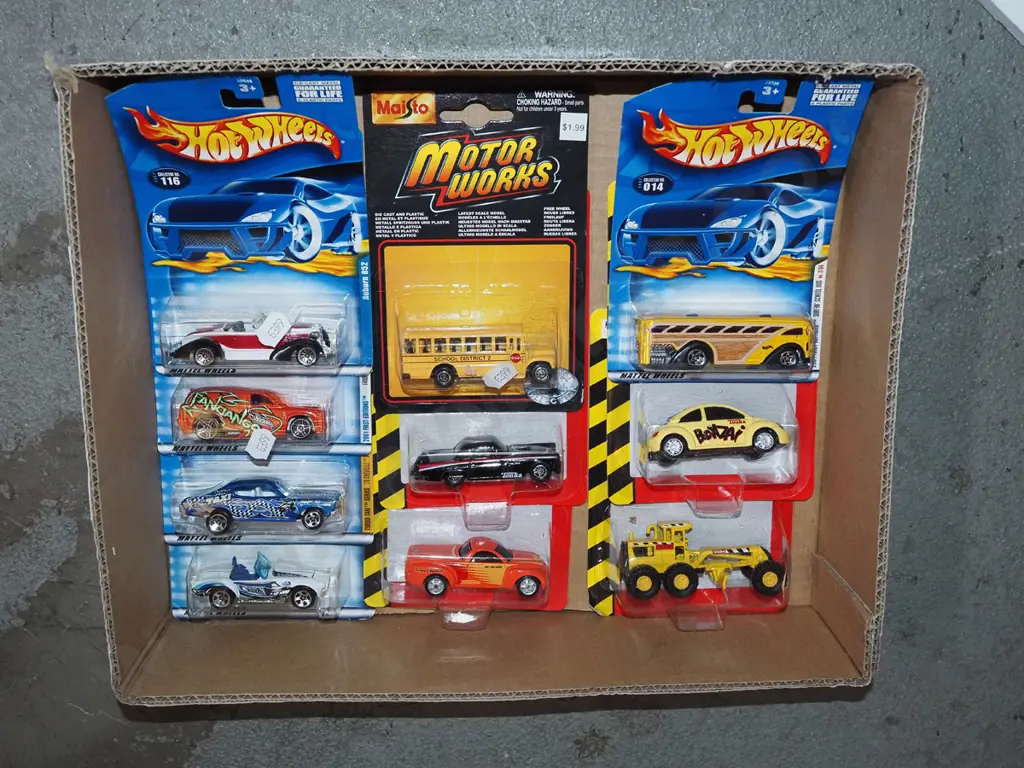 box; Hotwheels and other vehicles Image 1++