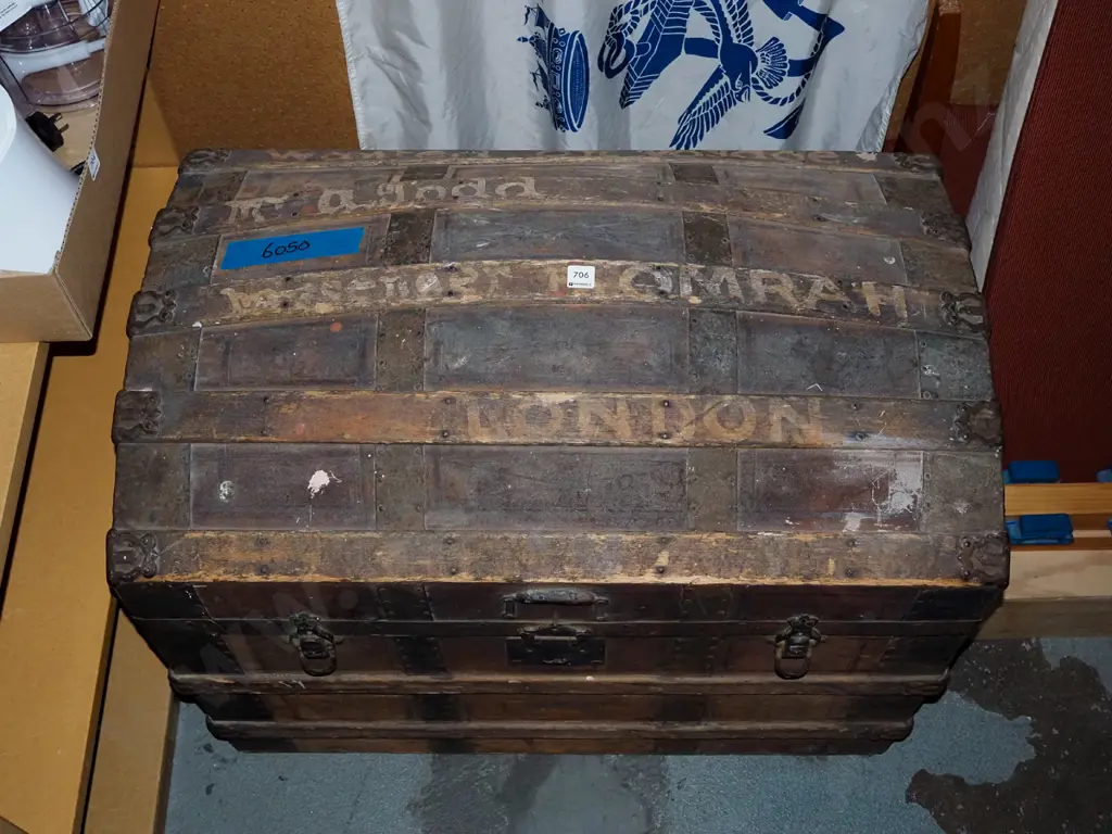 vintage barrell top traveller trunk  - hinges need attention Image 1++