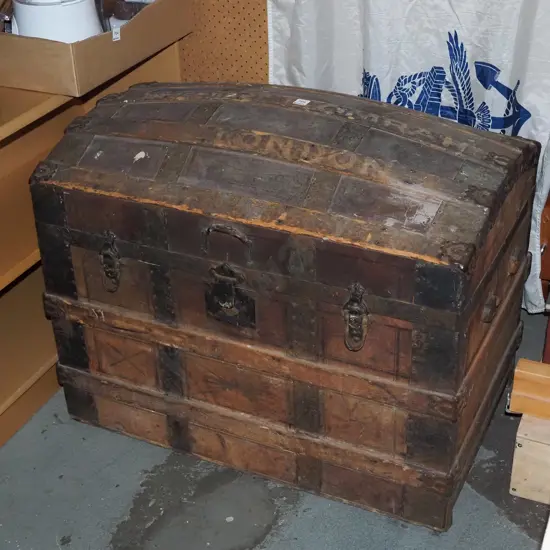 vintage barrell top traveller trunk  - hinges need attention