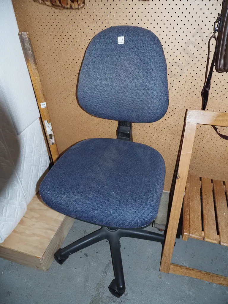 blue office chair - fading Image 1++