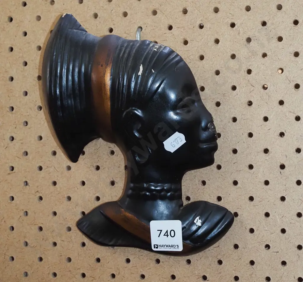 female wall silhouette - damage Image 1++