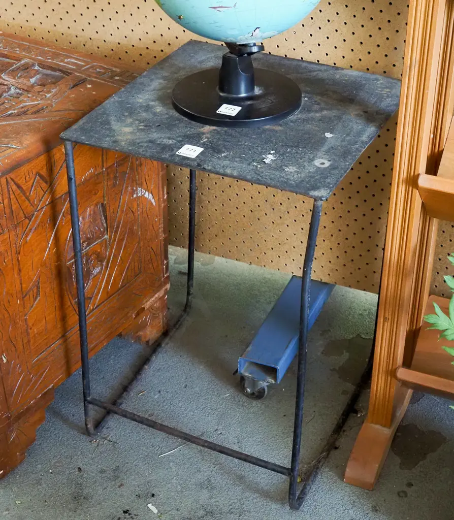 rustic rough metal stand H510 Image 1++