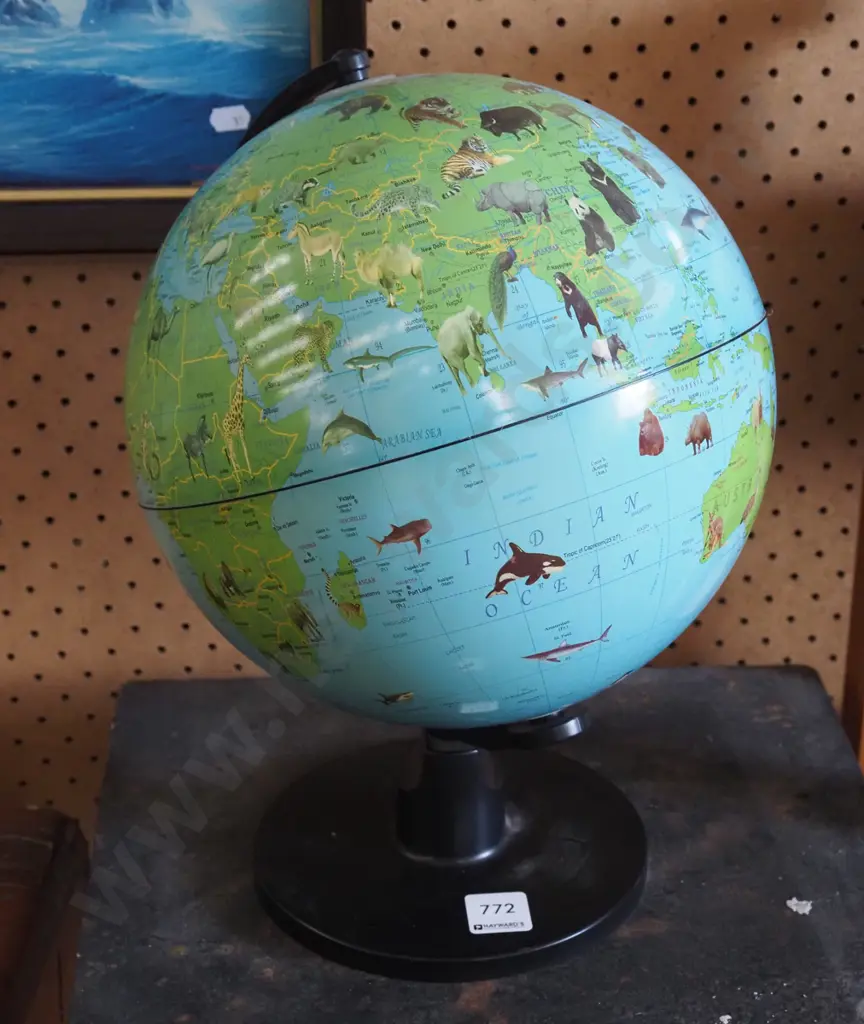 Animals of the World globe H360 Image 1++