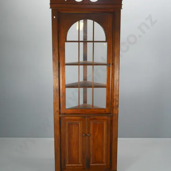 American-colonial-style corner cabinet (open back, no sides) with pediment top, 1 glazed, 2 solid doors H2300 W760 D390