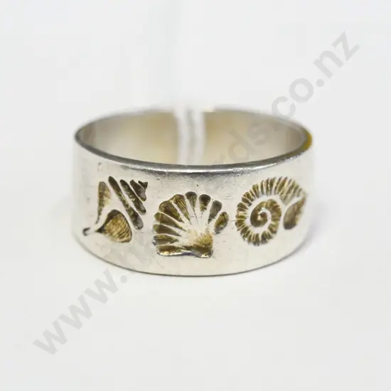 silver ring with shell engravings stamped KH 925