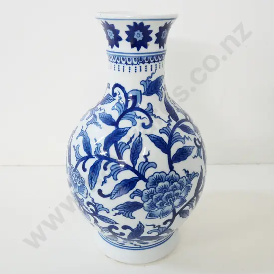 Asian blue and white vase, no maker's marks H-300