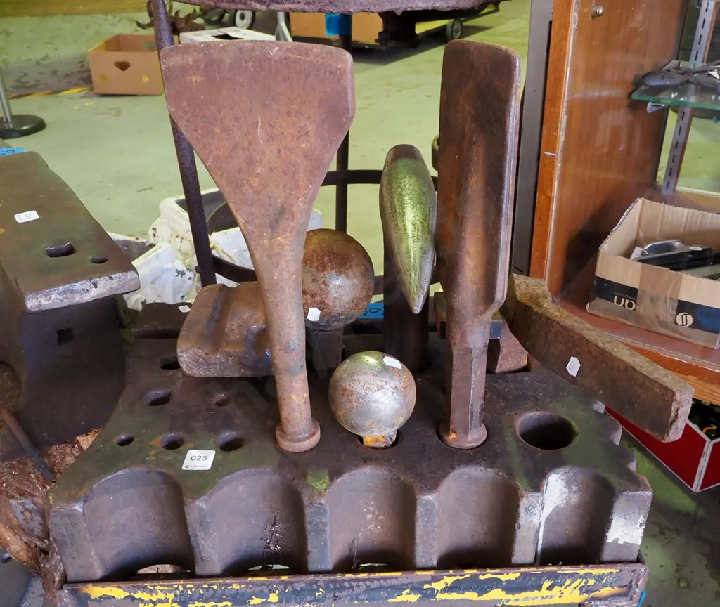 blacksmith's swale block with various accessories Image 1++