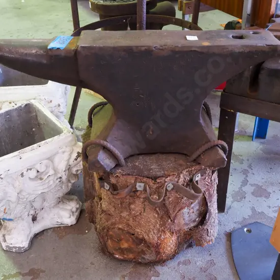 blacksmith's anvil on tree trunk base W700