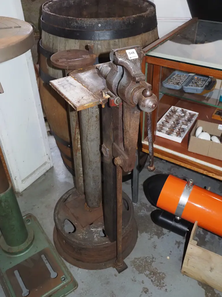 blacksmith's vice on hame made metal stand  Vice H1040 Image 1++