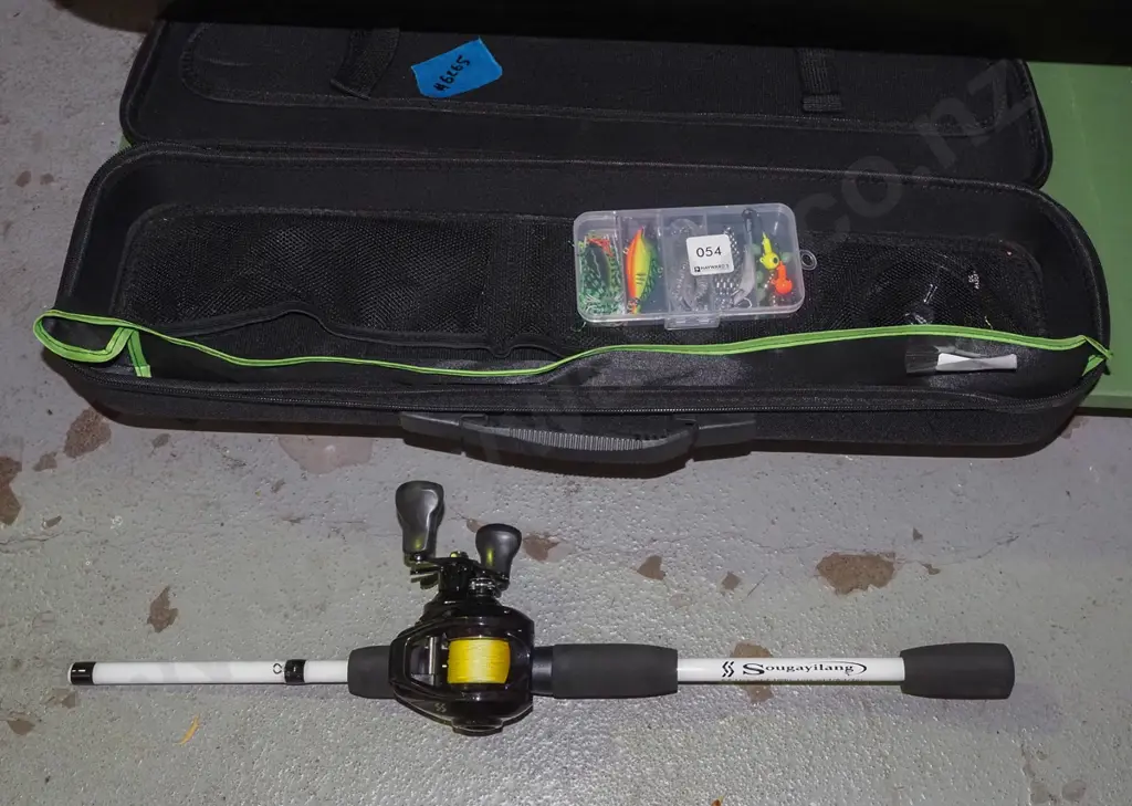 spinning rod and reel set in carry case with lures - as new Image 1++