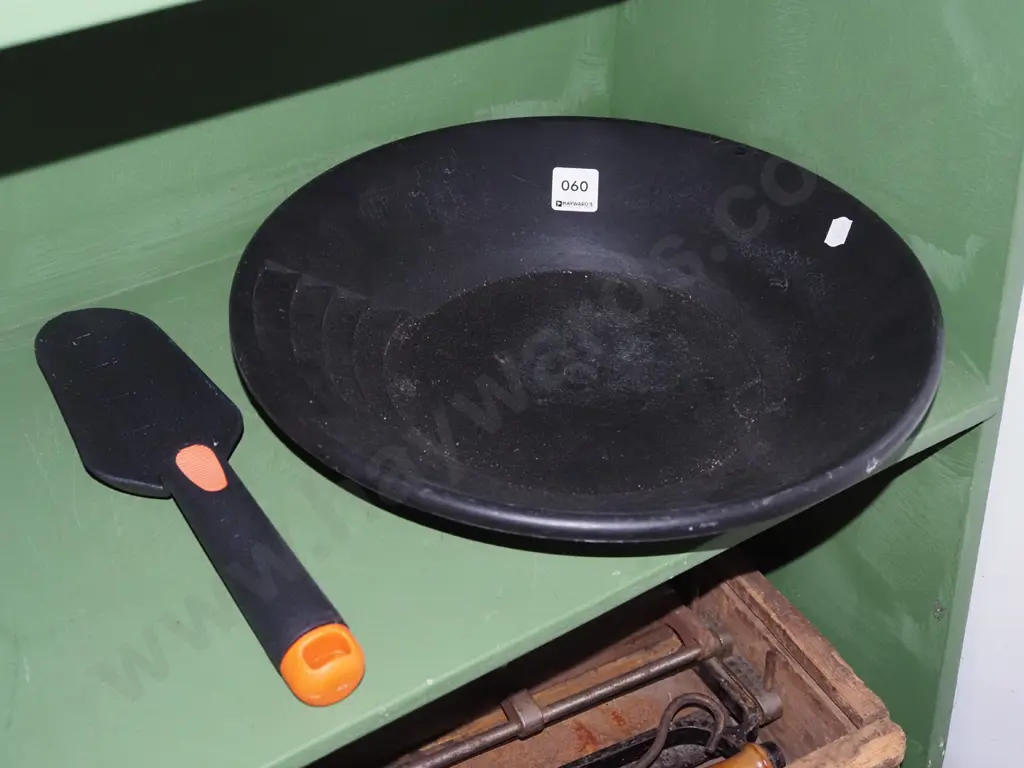 black plastic goldminer's pan and trowel Image 1++