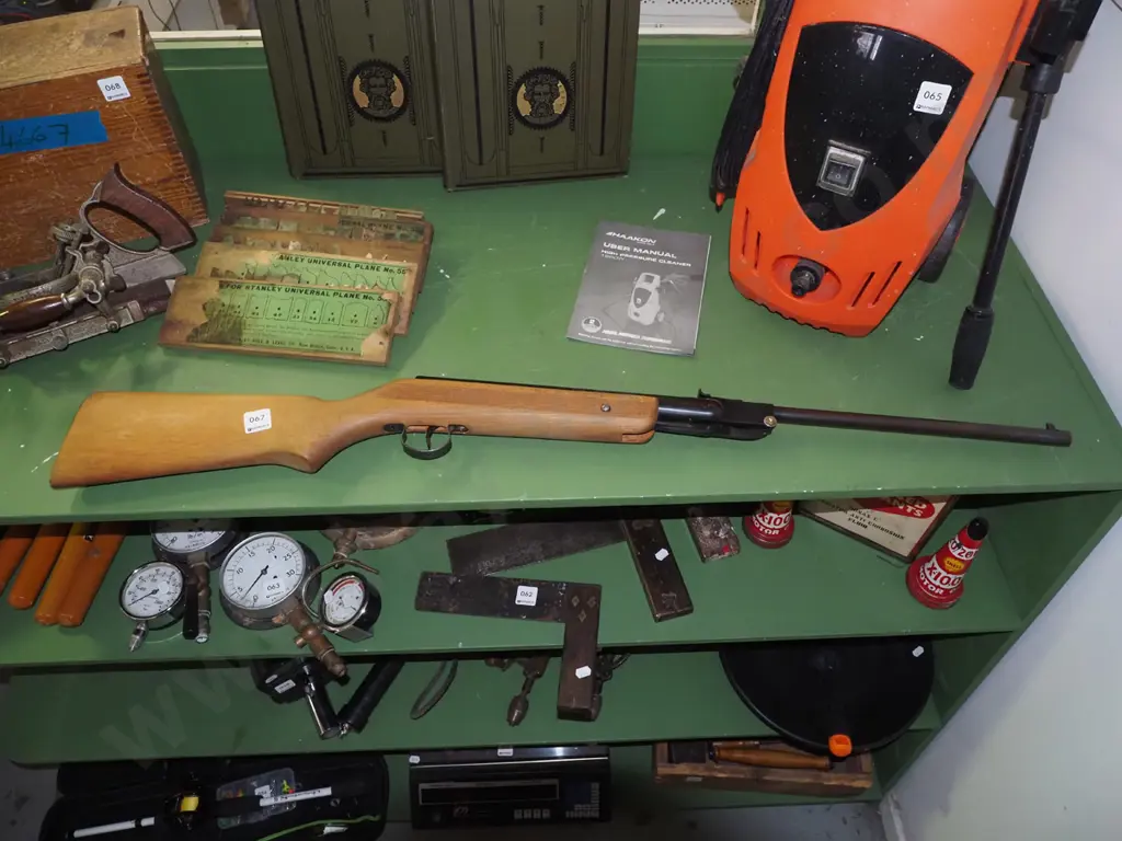 unbranded air rifle - needs repairs Image 1++