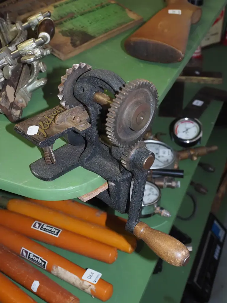 vintage hand cranked serrated cutter Image 1++