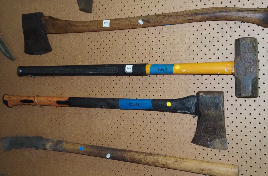 sledge hammer, axe - yellow dots Image 1++