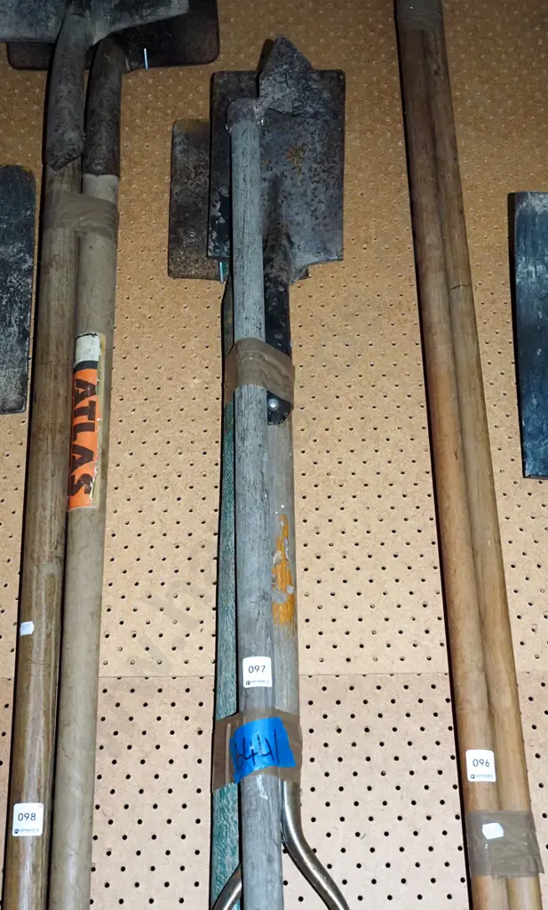 2x spades, garden hoe Image 1++