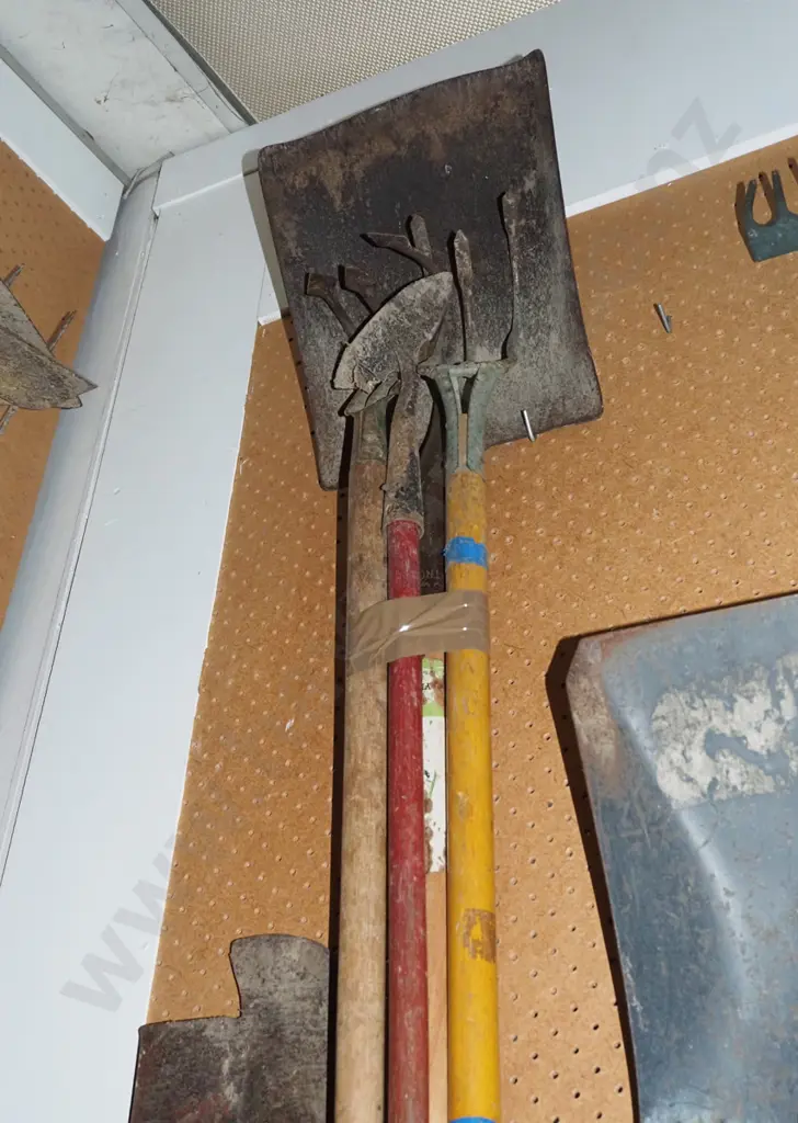 wide mouth shovel, hoe, 2x cultivators Image 1++