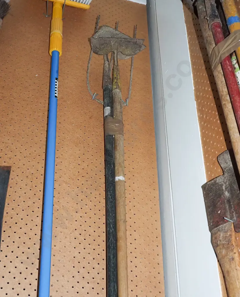 pitch fork, 2x dutch hoes Image 1++