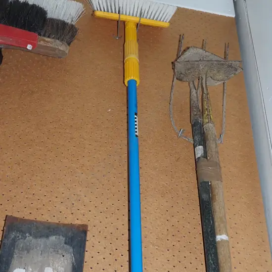 Raven telescopic window brush