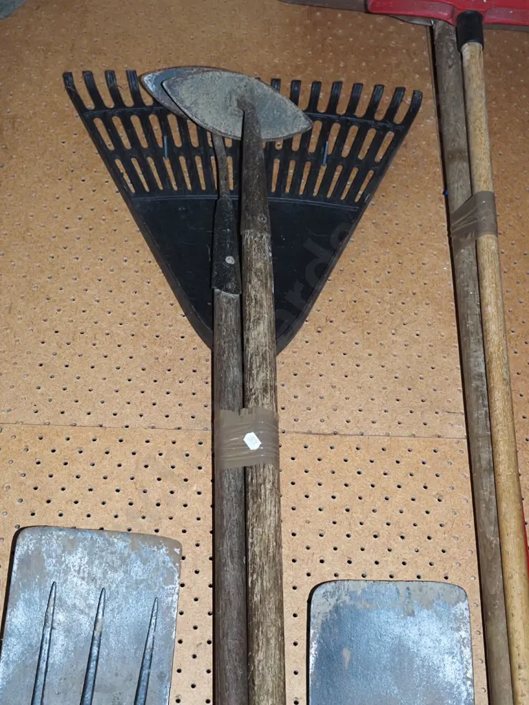 leaf rake, 2x aeroplane hoes Image 1++