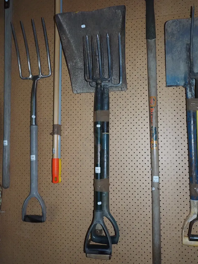 wide mouth short handled shovel, 2x garden forks Image 1++