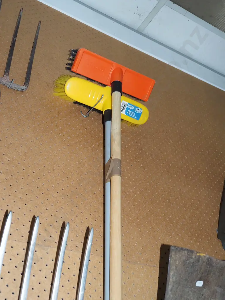 garden broom, scrubbing brush Image 1++