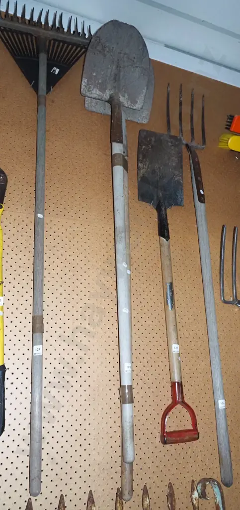 2x rusty shovels Image 1++