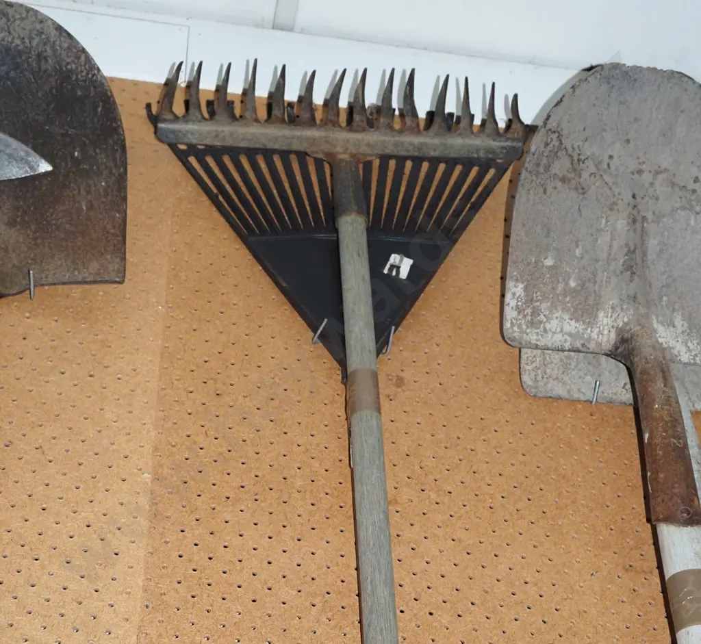 garden scarifier, leaf rake Image 1++