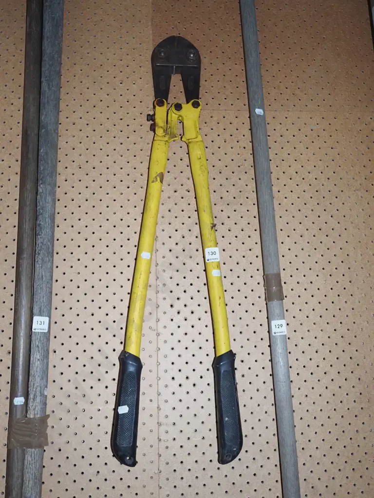 pair of large bolt cutters Image 1++