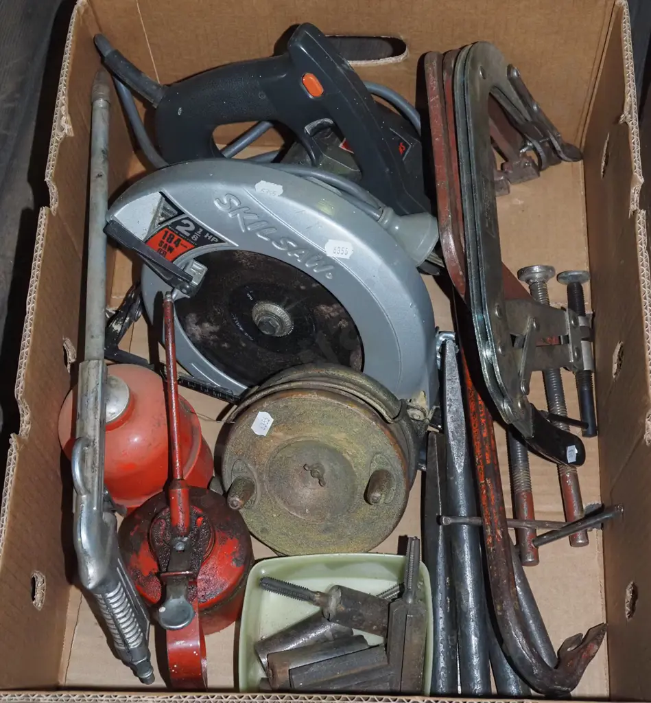 box; vintage fishing reel, skilsaw, G clamps etc Image 1++