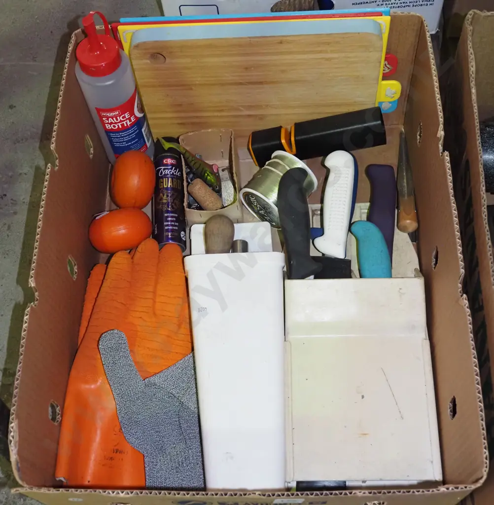 box; various knives, rubber gloves etc Image 1++