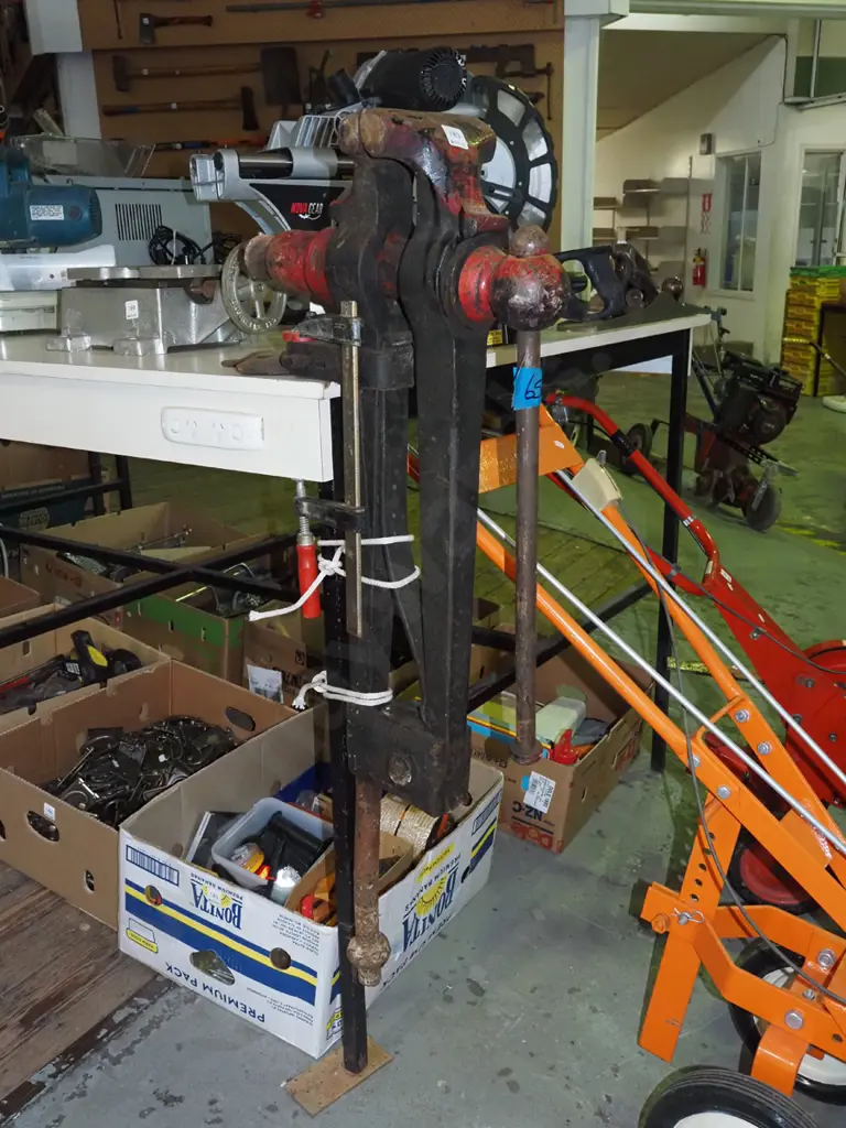 blacksmiths vice L1070 Image 1++