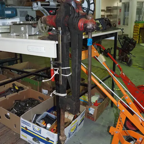blacksmiths vice L1070