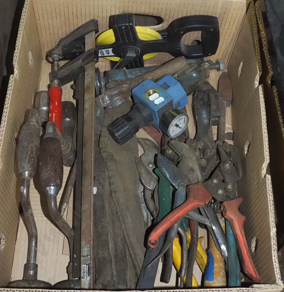 box; F clamps, 50ml tape, tin snips etc Image 1++