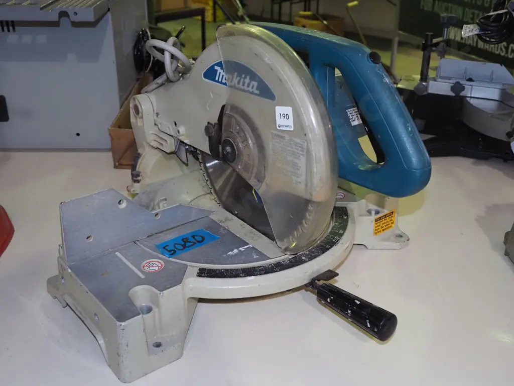 Makita 260mm compound mitre saw Image 1++