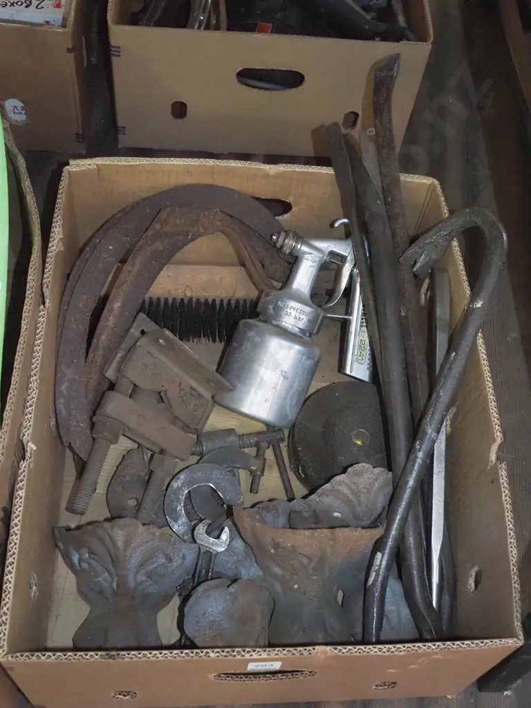 box; rusty allsorts, cast iron bath feet, jemmy bars etc Image 1++