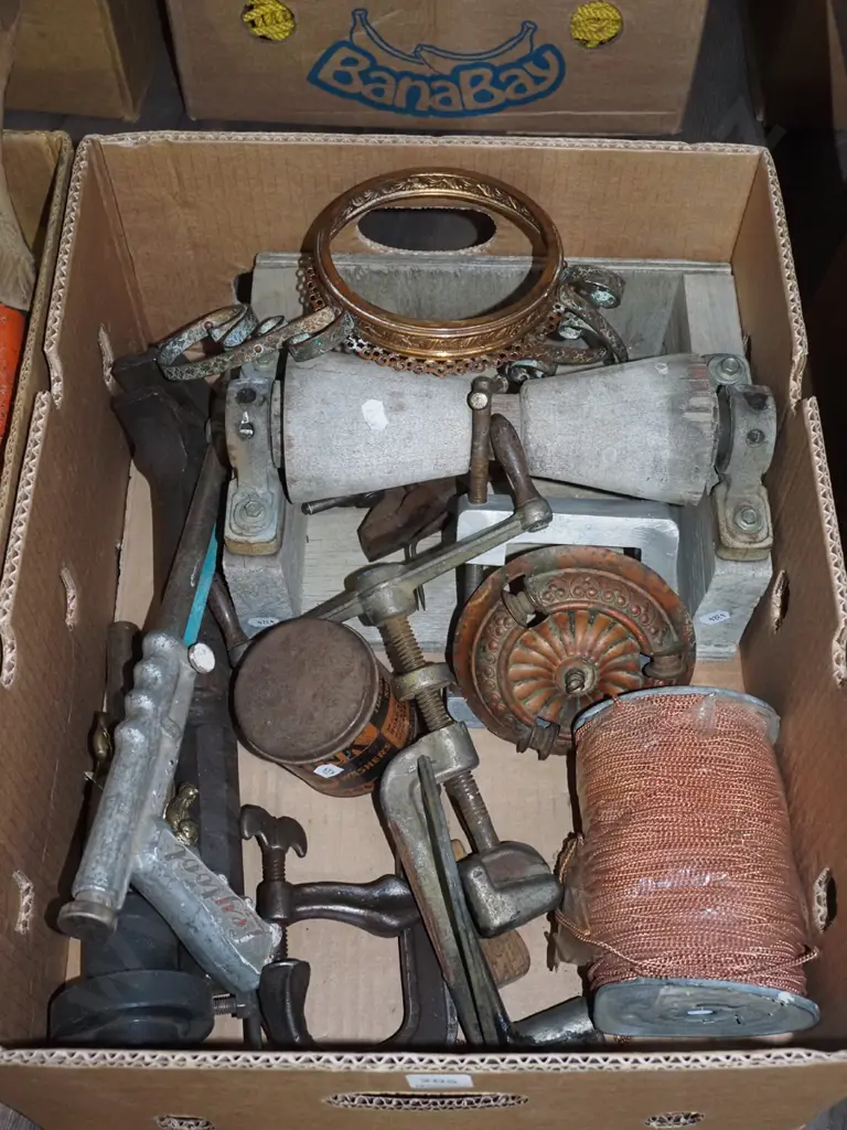 box; copper chain, wooden rollers, clamps etc Image 1++