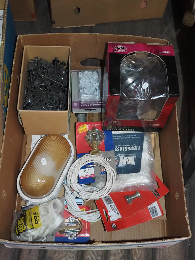 box; roofing nails, light fittings, pod filter etc Image 1++