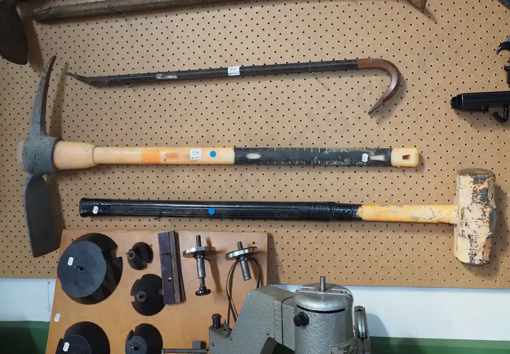 mattock, sledge hammer - blue dots Image 1++