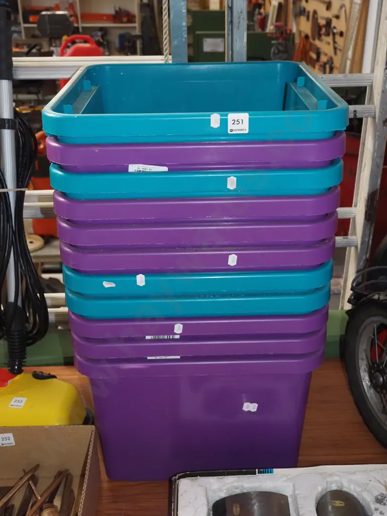 11x plastic storage tubs Image 1++