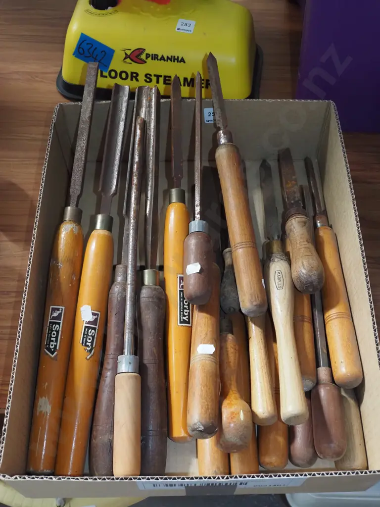 box of lathe chisels Image 1++